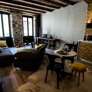 Un Lieu Unique Le Gold Et Le Cocon , Annecy France